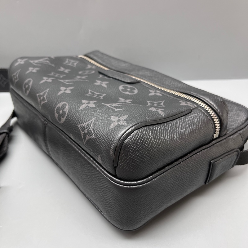 Louis Vuitton 路易威登 黑花Outdoor郵差包 尺寸26*18-4