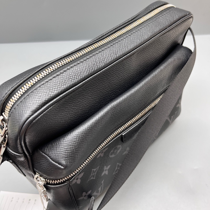 Louis Vuitton 路易威登 黑花Outdoor郵差包 尺寸26*18-5