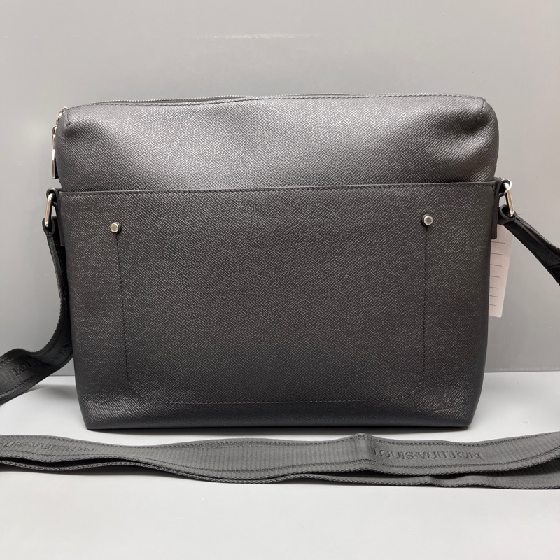 Louis Vuitton 路易威登 黑色休閒郵差包 尺寸32*26-0