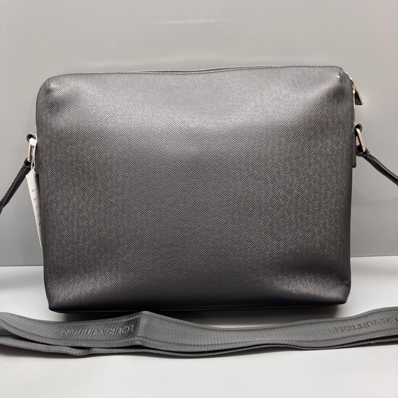 Louis Vuitton 路易威登 黑色休閒郵差包 尺寸32*26-1