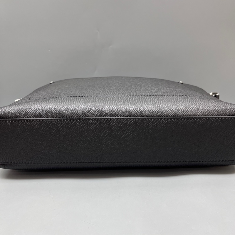 Louis Vuitton 路易威登 黑色休閒郵差包 尺寸32*26-2