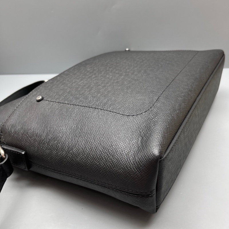 Louis Vuitton 路易威登 黑色休閒郵差包 尺寸32*26-3