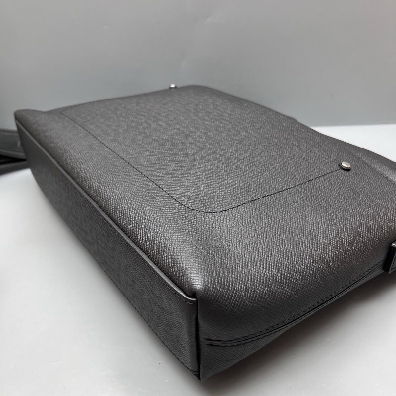 Louis Vuitton 路易威登 黑色休閒郵差包 尺寸32*26-4