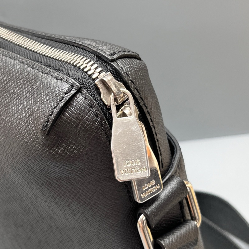 Louis Vuitton 路易威登 黑色休閒郵差包 尺寸32*26-6