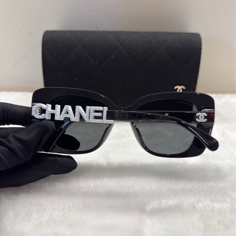 98新Chanel香奈兒CH5422B墨鏡 黑色方框，鏡腿白色CHANEL字母+水鑽，帶眼鏡盒