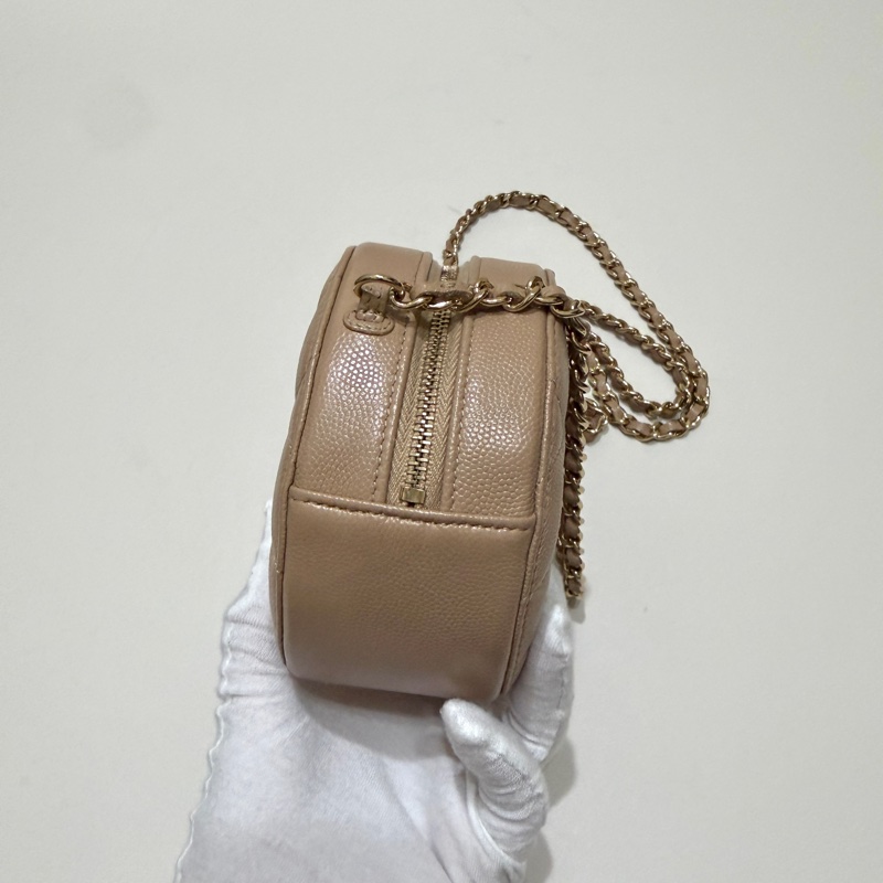 914intheair 『全新全配』Chanel22S季節限量水鑽米色奶茶色荔枝牛皮圓餅包-10