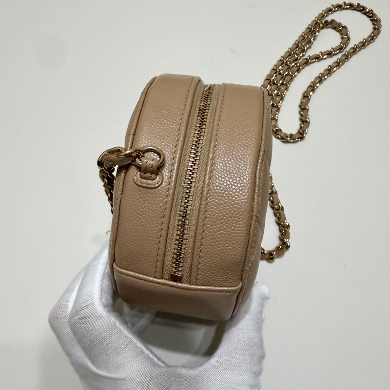 914intheair 『全新全配』Chanel22S季節限量水鑽米色奶茶色荔枝牛皮圓餅包-13