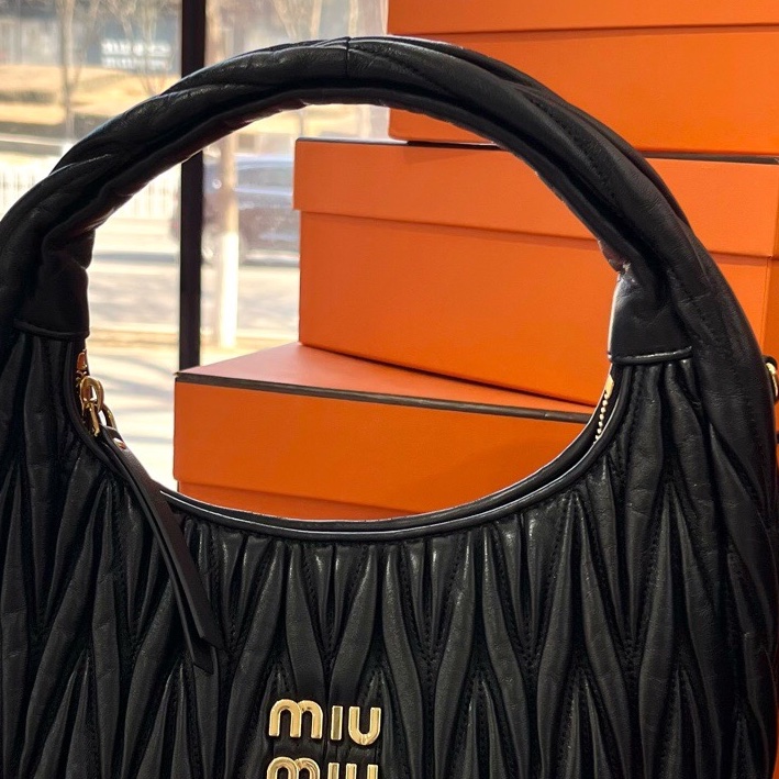 miumiu 繆繆 hobo 褶皺 腋下 手提斜挎包 中號 底長26。-6