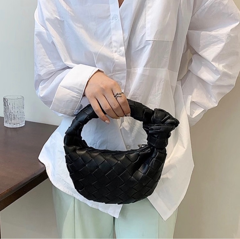 「JL精品代購」98新 BV 黑色Mini Jodie 手拿包-1