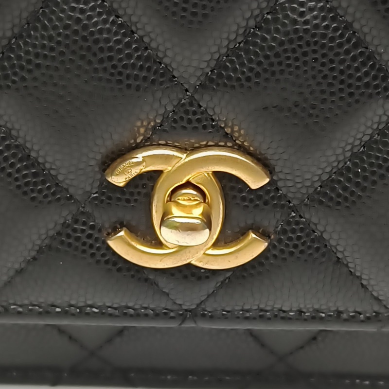 CHANEL 22ACFWOC黑色荔枝牛皮晶片金扣金幣肩背包-4