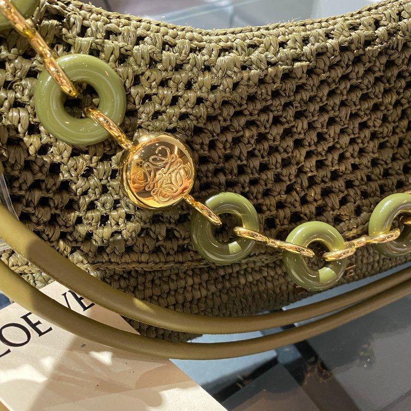 LOEWE x Paula's Ibiza 限量系列 Ola 中款酒椰纖維波浪鏈條包（限定酪梨綠）-3