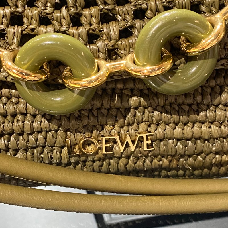 LOEWE x Paula's Ibiza 限量系列 Ola 中款酒椰纖維波浪鏈條包（限定酪梨綠）-13