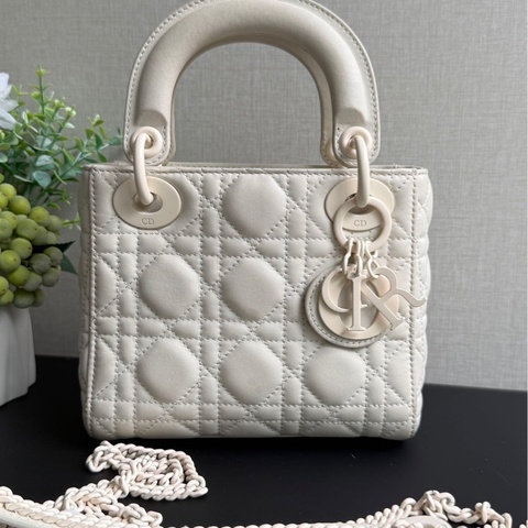 Dior／迪奧 霧面白三格戴妃包，編碼 2019 年