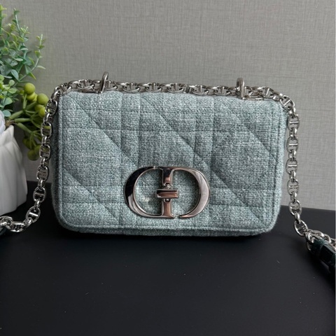 Dior／迪奧 Caro 系列 新款綠色 菱格紋／藤格紋 鏈條斜背包 小號，編碼 2022 年。