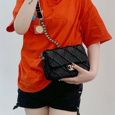 Chanel 皺褶金幣鏈條包 牛皮  芯片款  23*13*7 99新配件塵袋