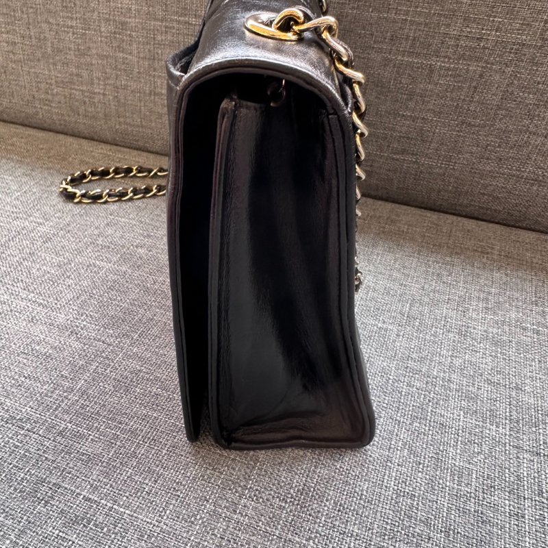 CHANEL Vintage 黑羊皮金扣鍊包-4