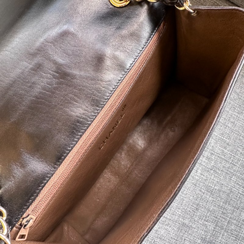 CHANEL Vintage 黑羊皮金扣鍊包-8