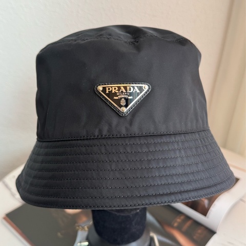 prada黑色尼龍三角鐵牌漁夫帽🎀