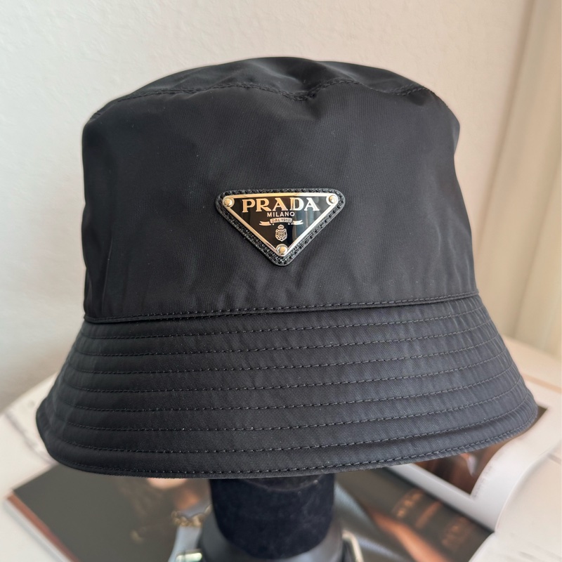 prada黑色尼龍三角鐵牌漁夫帽🎀-0