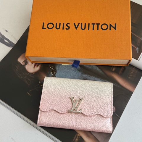 LV M83686粉色煥彩皮革三折釦式中夾🎀