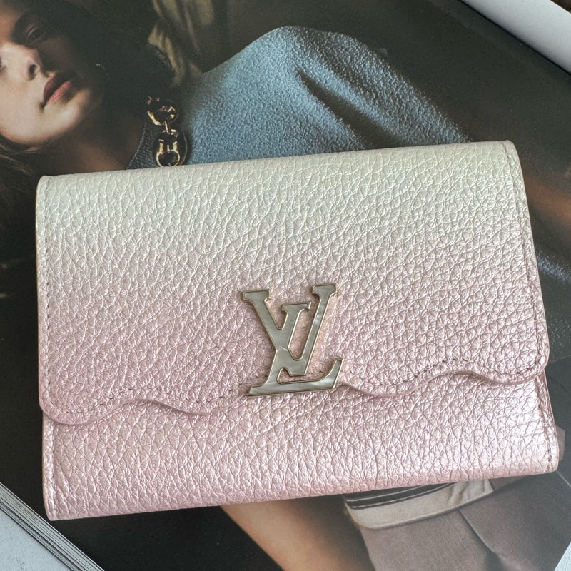 LV M83686粉色煥彩皮革三折釦式中夾🎀-1