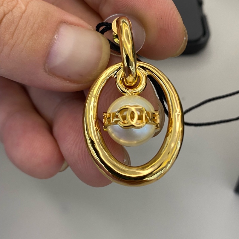 香奈兒CHANEL 23k經典雙C字母 復古金屬繞珍珠耳環-4