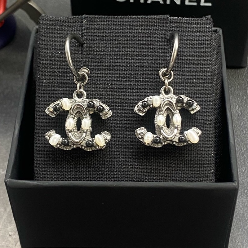 99新Chanel/香奈兒 雙面珍珠雕花雙C耳環 槍色 高-0