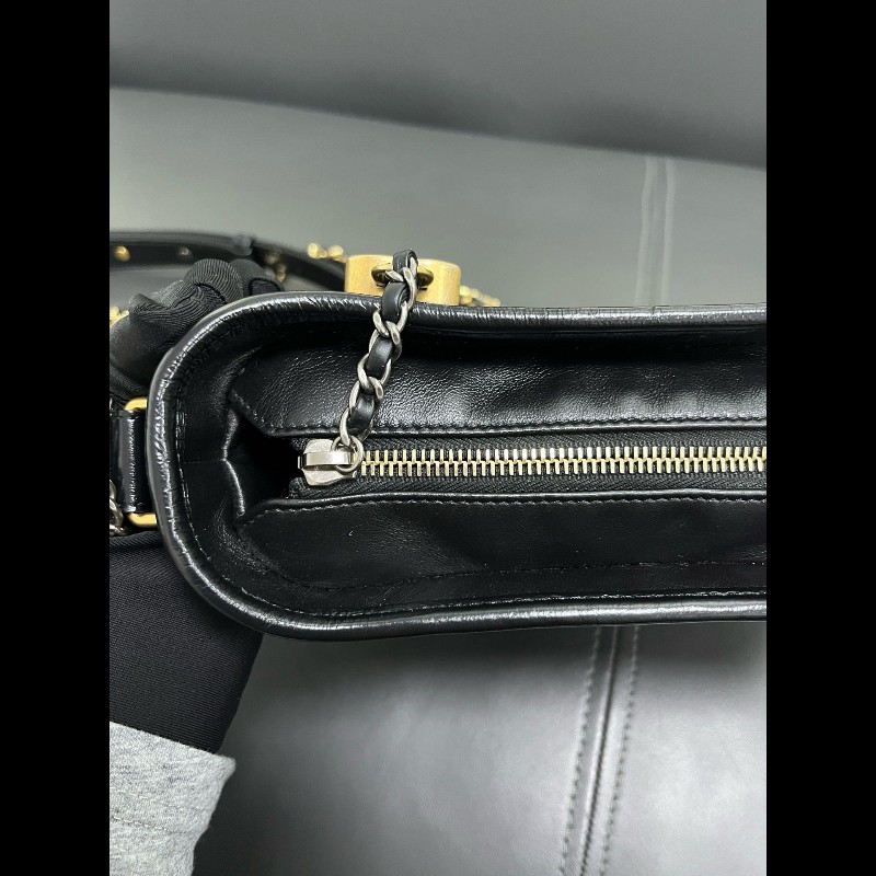 Chanel Gabrielle small
黑色流浪包-12