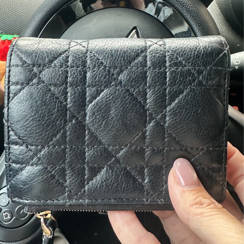 Dior 黑色柔軟小牛皮短夾-1