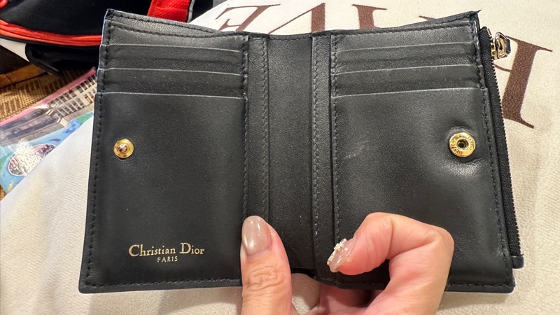 Dior 黑色柔軟小牛皮短夾-3