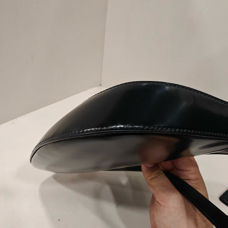 Prada 普拉達 黑色皮面單肩包-5