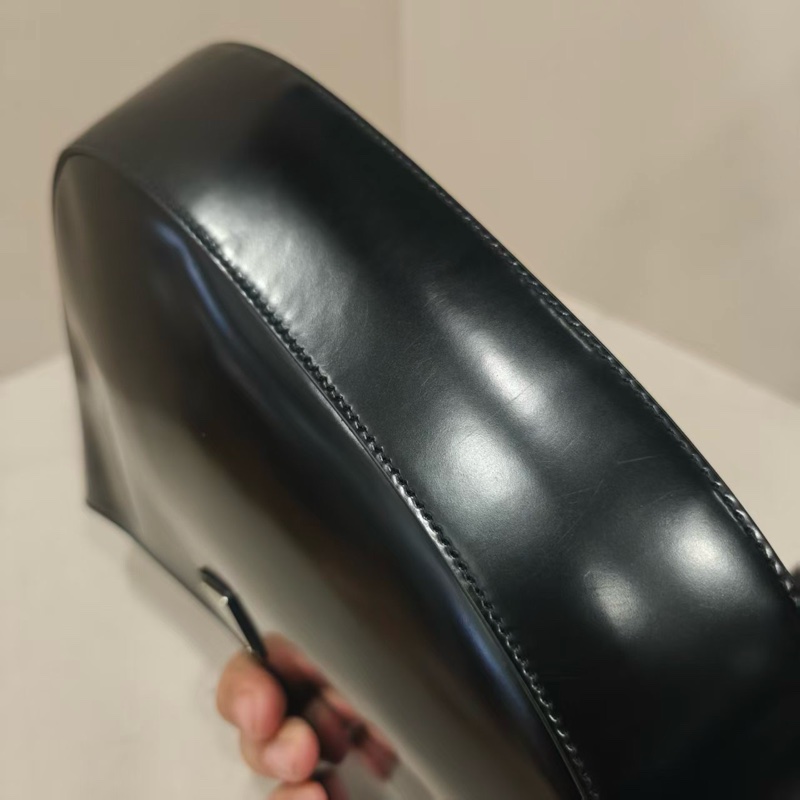 Prada 普拉達 黑色皮面單肩包-6