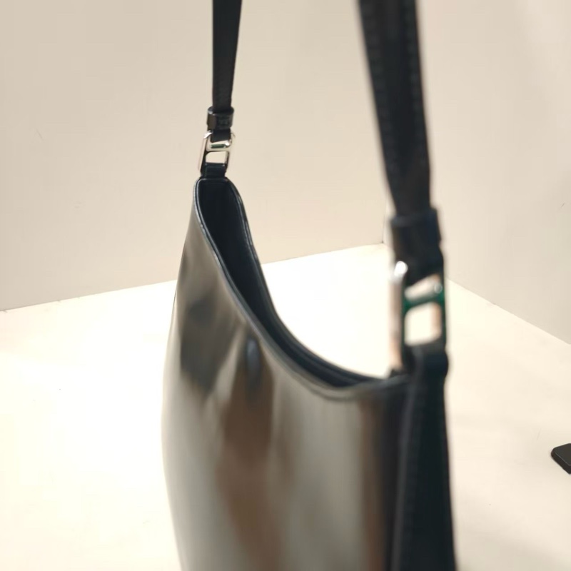 Prada 普拉達 黑色皮面單肩包-7