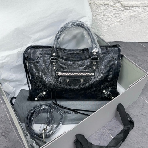 ✨幾乎全新未使用 最新款新尺寸Balenciaga巴黎世家 2024年 機車黑銀小號 熱門款 可以手提可以斜挎 黑銀小釘很帥很亮眼 🧡正品