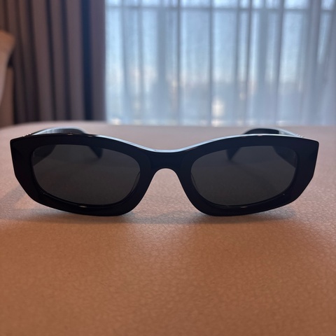 Miu Miu 窄版橢方型太陽眼鏡黑金色SMU B04-F 大Logo