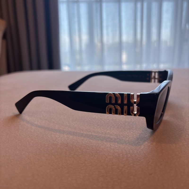 Miu Miu 窄版橢方型太陽眼鏡黑金色SMU B04-F 大Logo-3