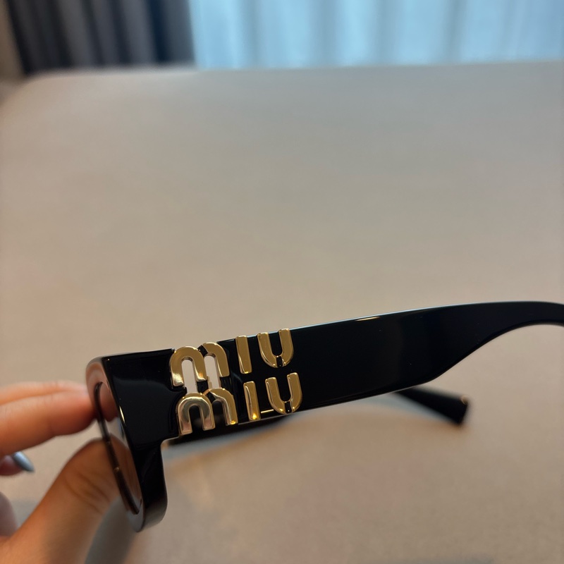Miu Miu 窄版橢方型太陽眼鏡黑金色SMU B04-F 大Logo-7