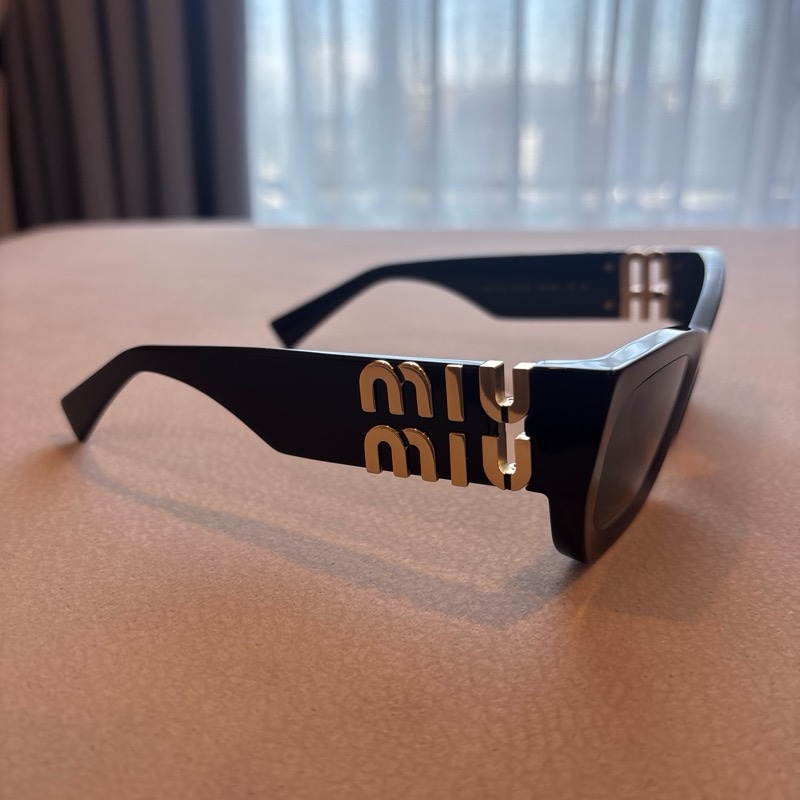 Miu Miu 微貓眼太陽眼鏡SMU 09W 石板灰 熱銷款-4