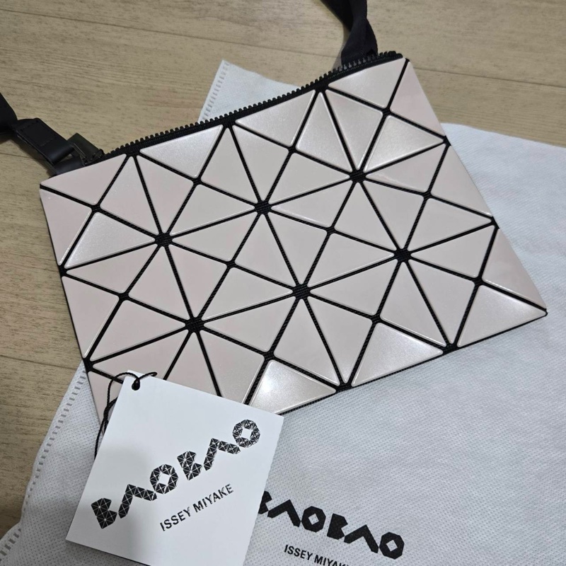 Issey Miyake 三宅一生 BaoBao 亮面 米色 輕巧小包 側背包 斜背包-0