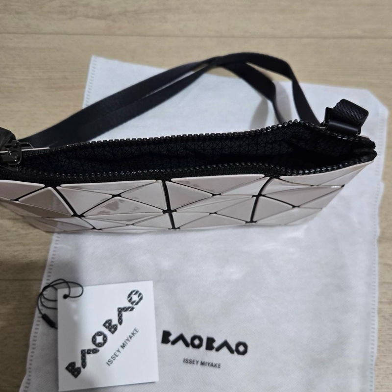 Issey Miyake 三宅一生 BaoBao 亮面 米色 輕巧小包 側背包 斜背包-1