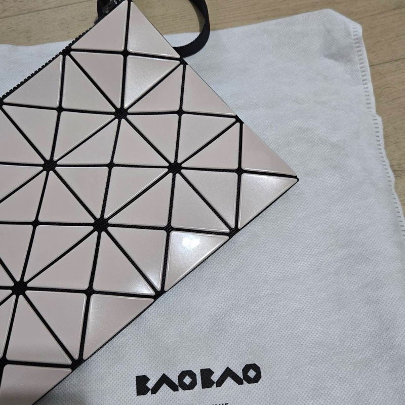 Issey Miyake 三宅一生 BaoBao 亮面 米色 輕巧小包 側背包 斜背包-2