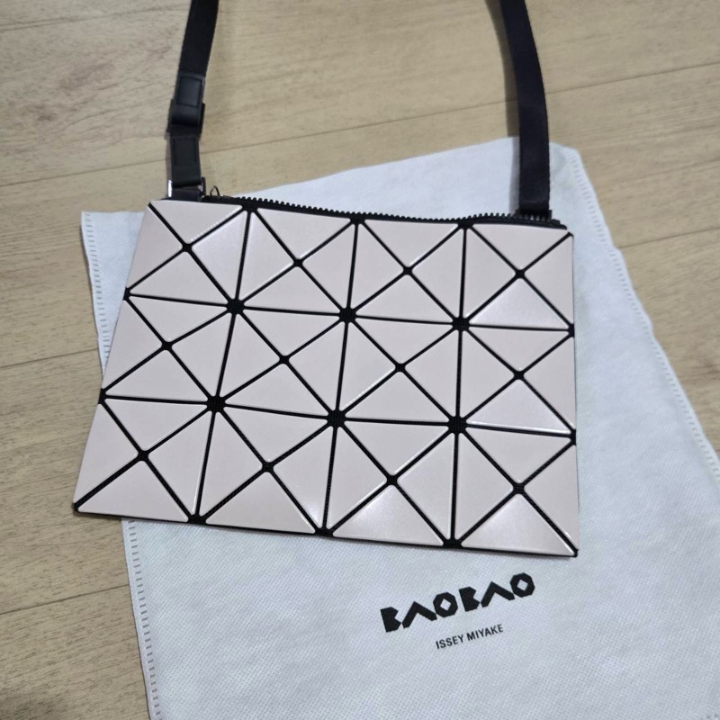 Issey Miyake 三宅一生 BaoBao 亮面 米色 輕巧小包 側背包 斜背包-3