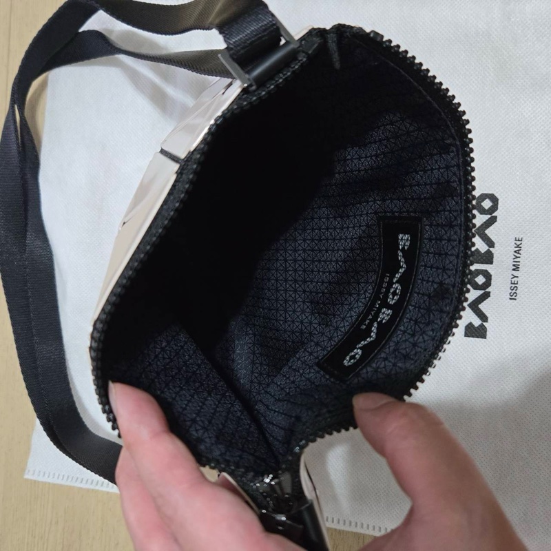 Issey Miyake 三宅一生 BaoBao 亮面 米色 輕巧小包 側背包 斜背包-4