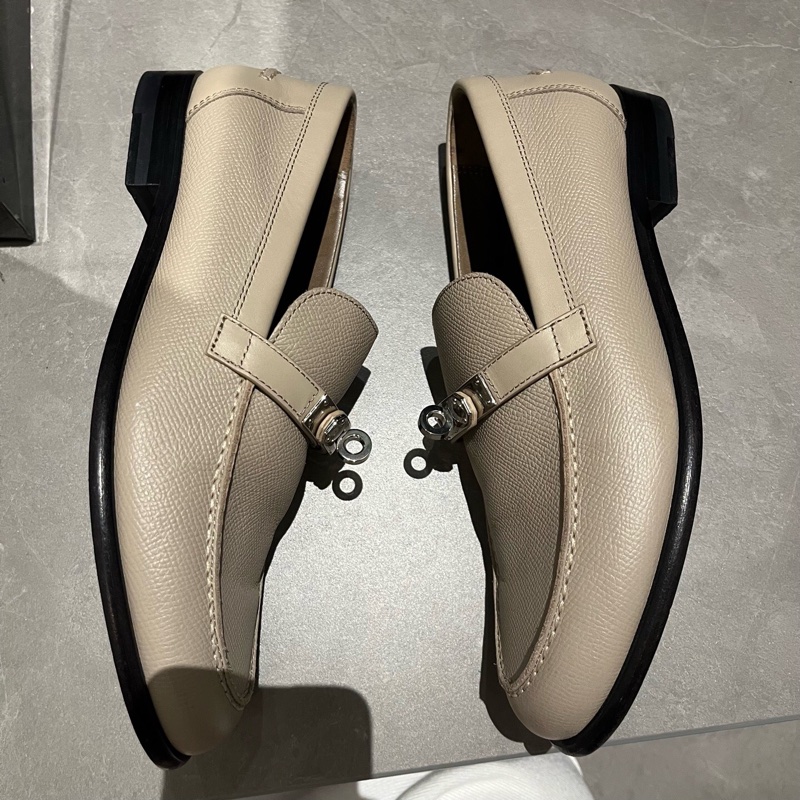 Hermès 愛馬仕 Kelly 銀扣奶茶色樂福鞋 37碼。-2
