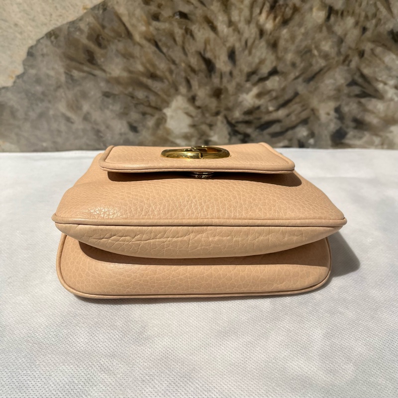 Gucci膚色牛皮金Logo小號掀蓋包-4