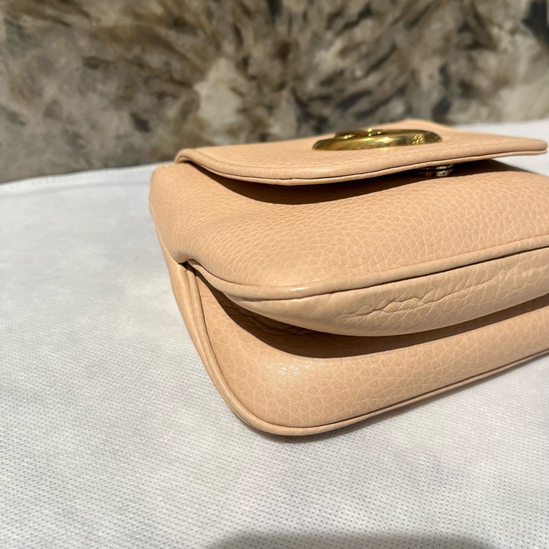 Gucci膚色牛皮金Logo小號掀蓋包-5