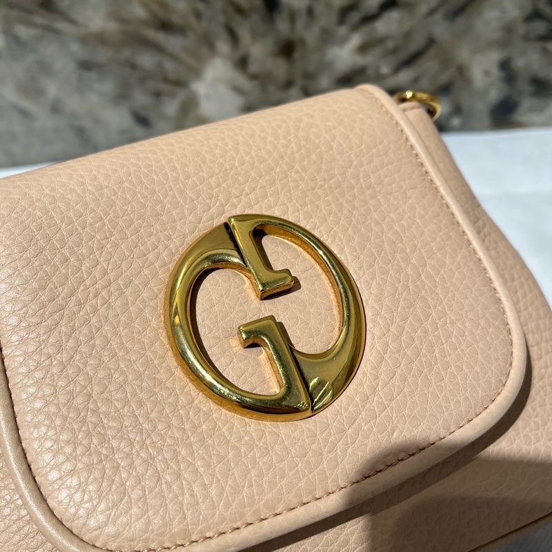 Gucci膚色牛皮金Logo小號掀蓋包-7