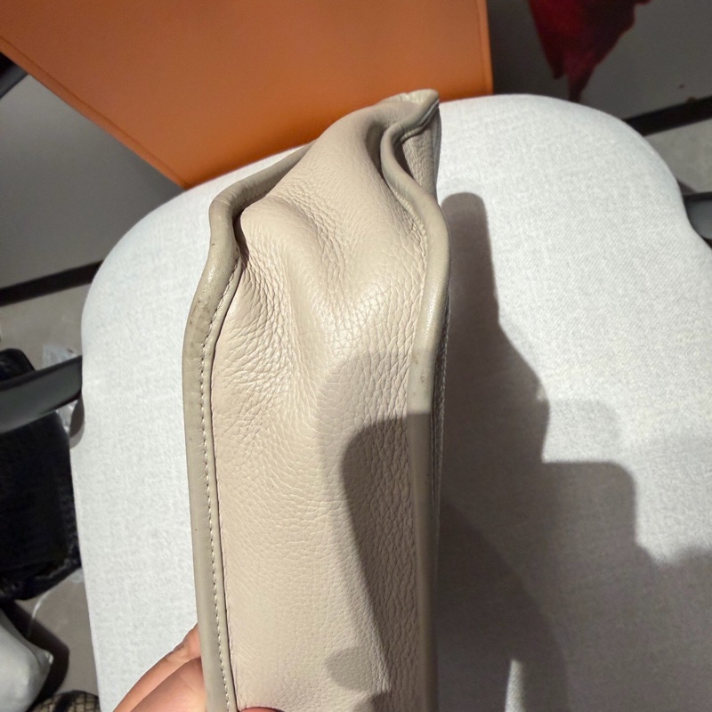 LOEWE羅意威公文包 腋下hobo包 奶油白-2
