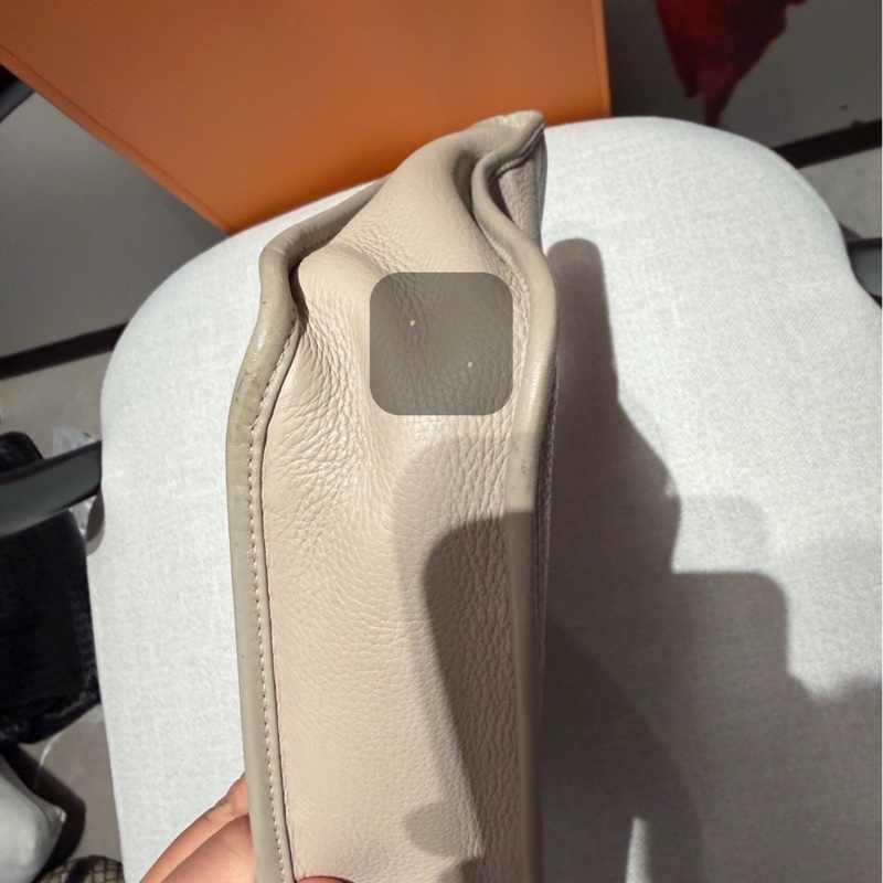 LOEWE羅意威公文包 腋下hobo包 奶油白-4