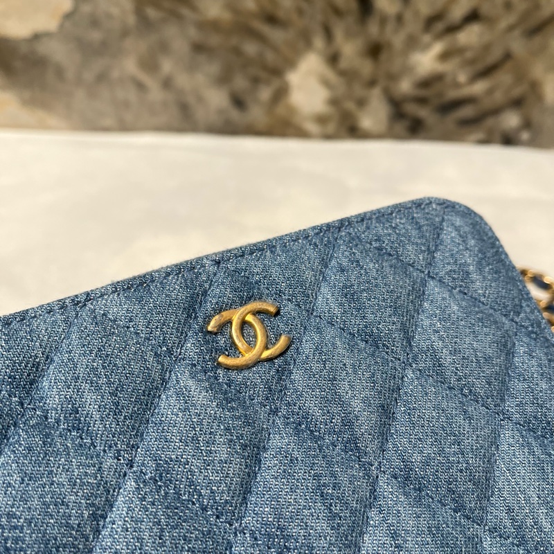 Chanel藍金牛仔布金球拉鍊相機包-7
